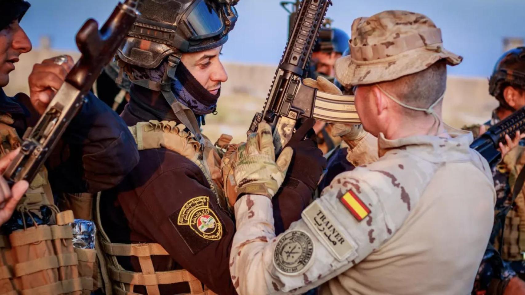 Un militar español adiestra a soldados iraquíes.