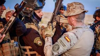 Un militar español adiestra a soldados iraquíes.