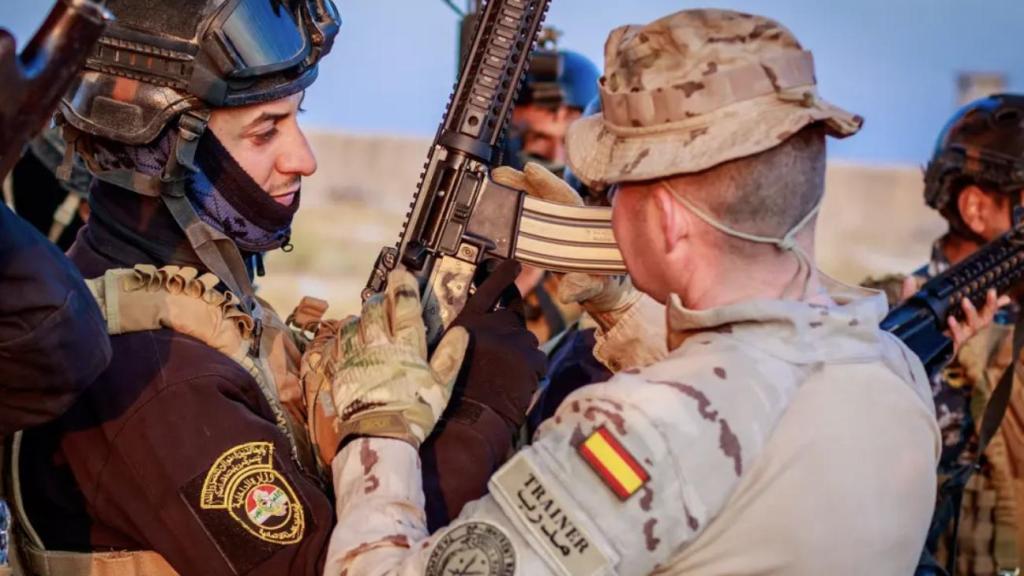Un militar español adiestra a soldados iraquíes.