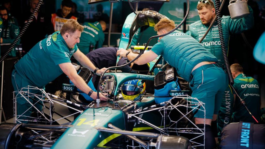 Los mecánicos de Aston Martin trabajan en el AMR26 de Fernando Alonso durante el GP de China.