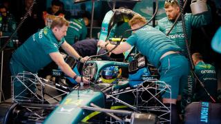 Los mecánicos de Aston Martin trabajan en el AMR26 de Fernando Alonso durante el GP de China.
