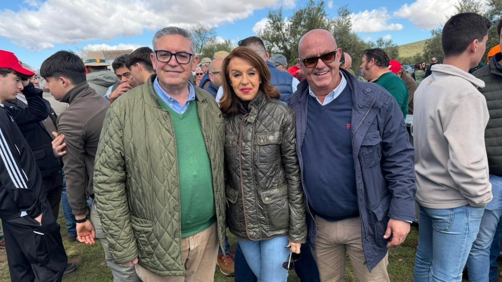 Santiago Lucas Torres junto al alcalde de Mora, Emilio Bravo, y la presidenta de Asaja Toledo, Blanca Corroto.