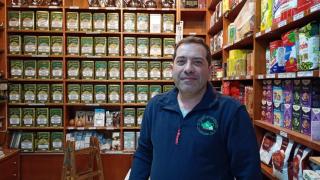 El encargado del comercio, Javier Moraleda, en el interior de La tienda de las especias.