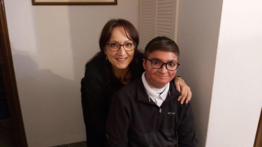 Adrián y su madre.