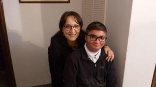 Adrián y su madre.