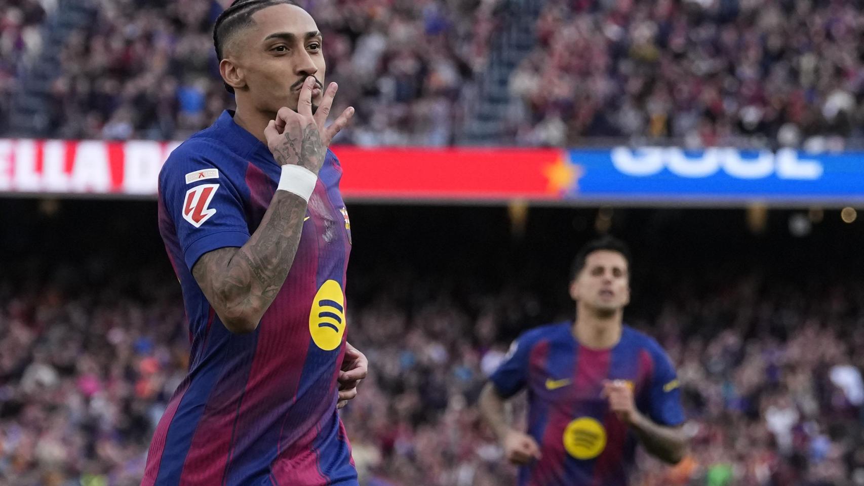Raphinha celebra un gol con el Barça en el partido ante el Sevilla.