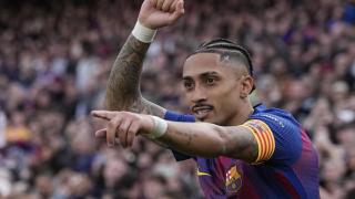 Raphinha celebra uno de sus goles ante el Sevilla.