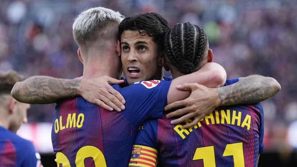 Cancelo, Olmo y Raphinha celebran uno de los goles del Barça.