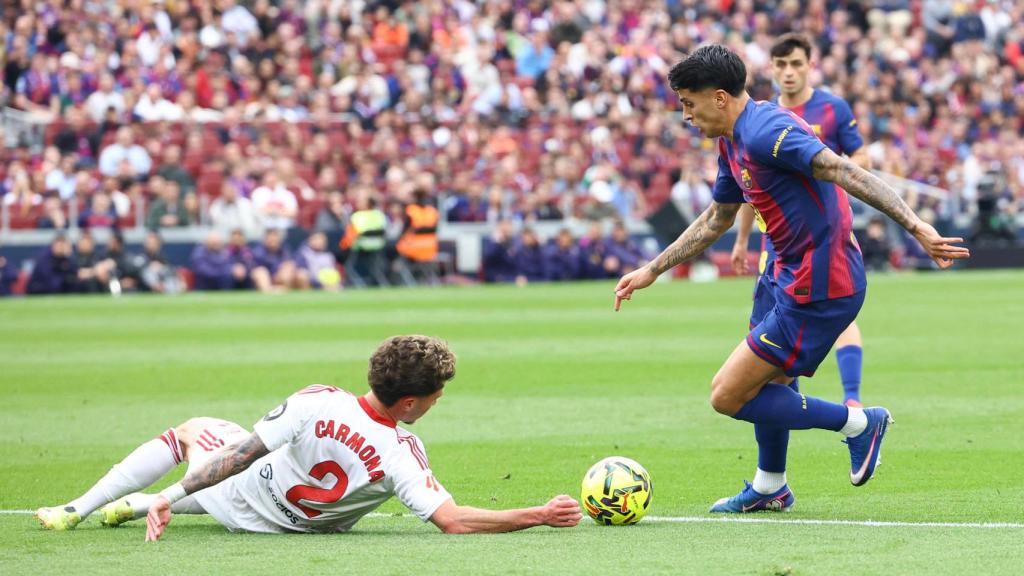 La mano del segundo penalti a favor del Barcelona ante el Sevilla.