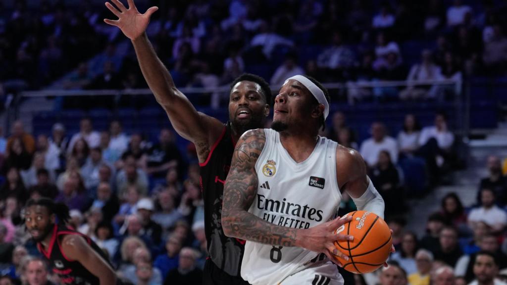 Chuma Okeke intenta una penetración a canasta.