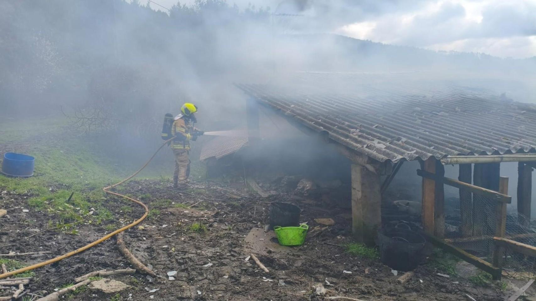 Arde un alpendre en Neda (A Coruña), a 15 de marzo de 2026.