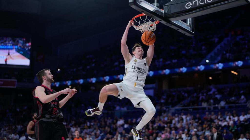 Kramer, del Real Madrid de baloncesto, realiza un mate en el partido ante el Lleida.