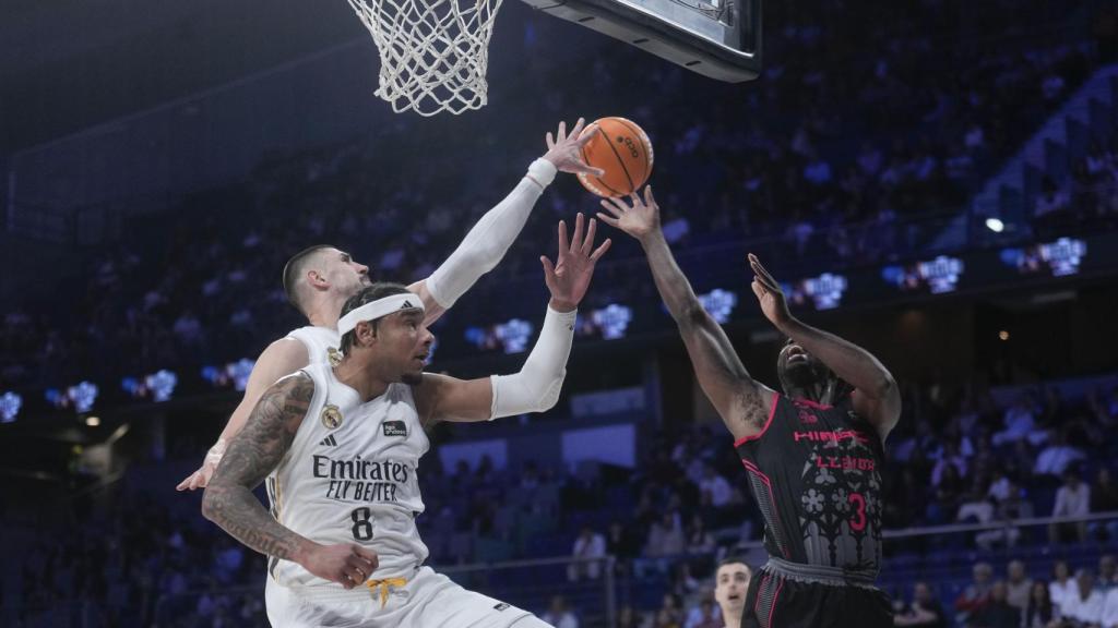 Ejim, del Lleida, taponado por varios jugadores del Real Madrid.