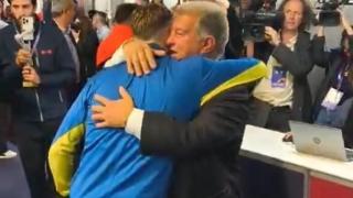 Joan Laporta besa a los jugadores durante la votación presidencial.