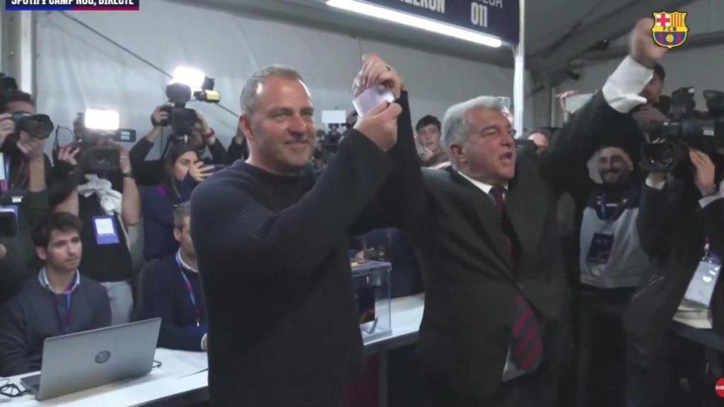 Joan Laporta, con Flick en el momento de la votación.