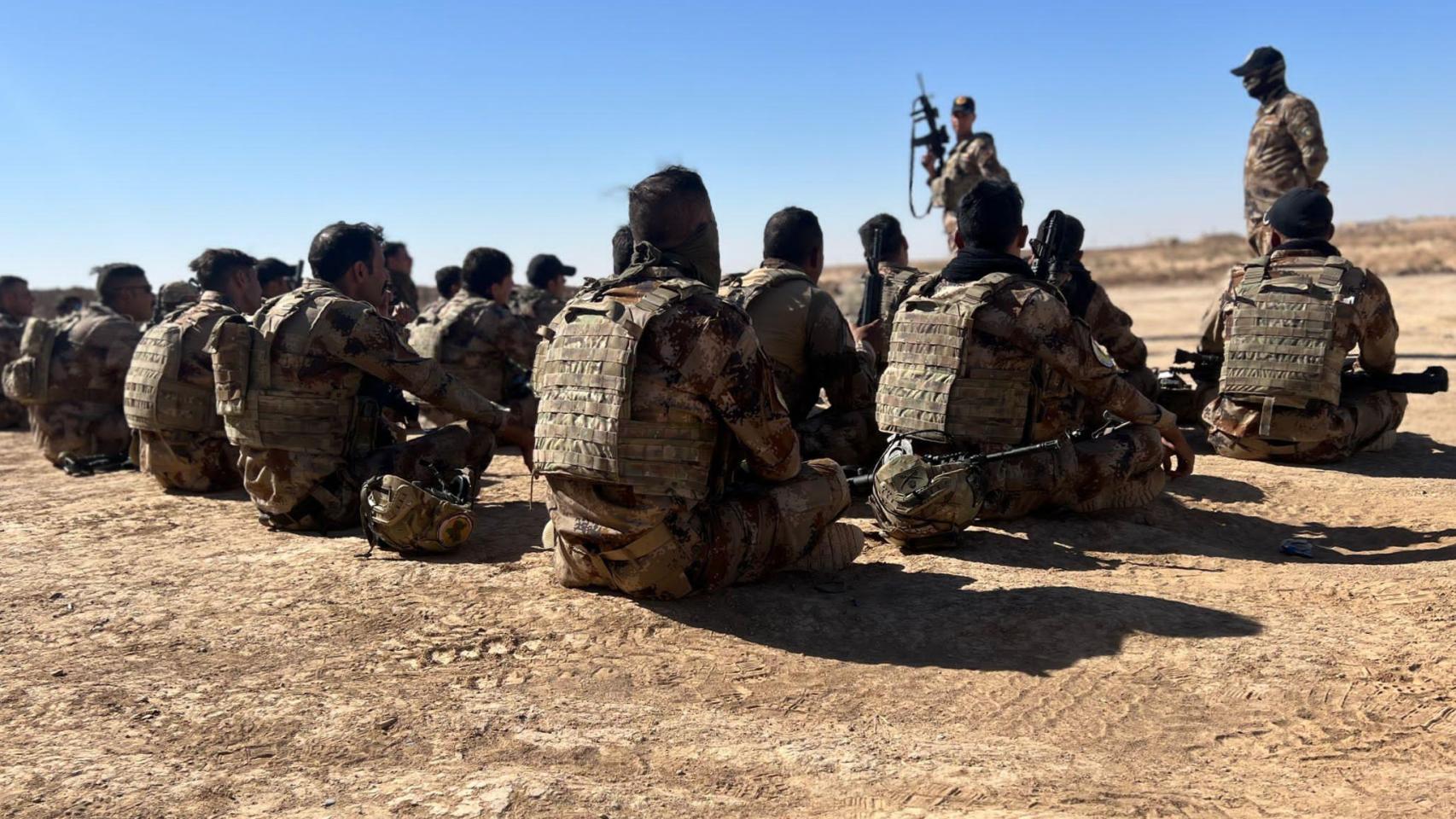 Una clase teórica sobre seguridad en el manejo de armas en Irak.