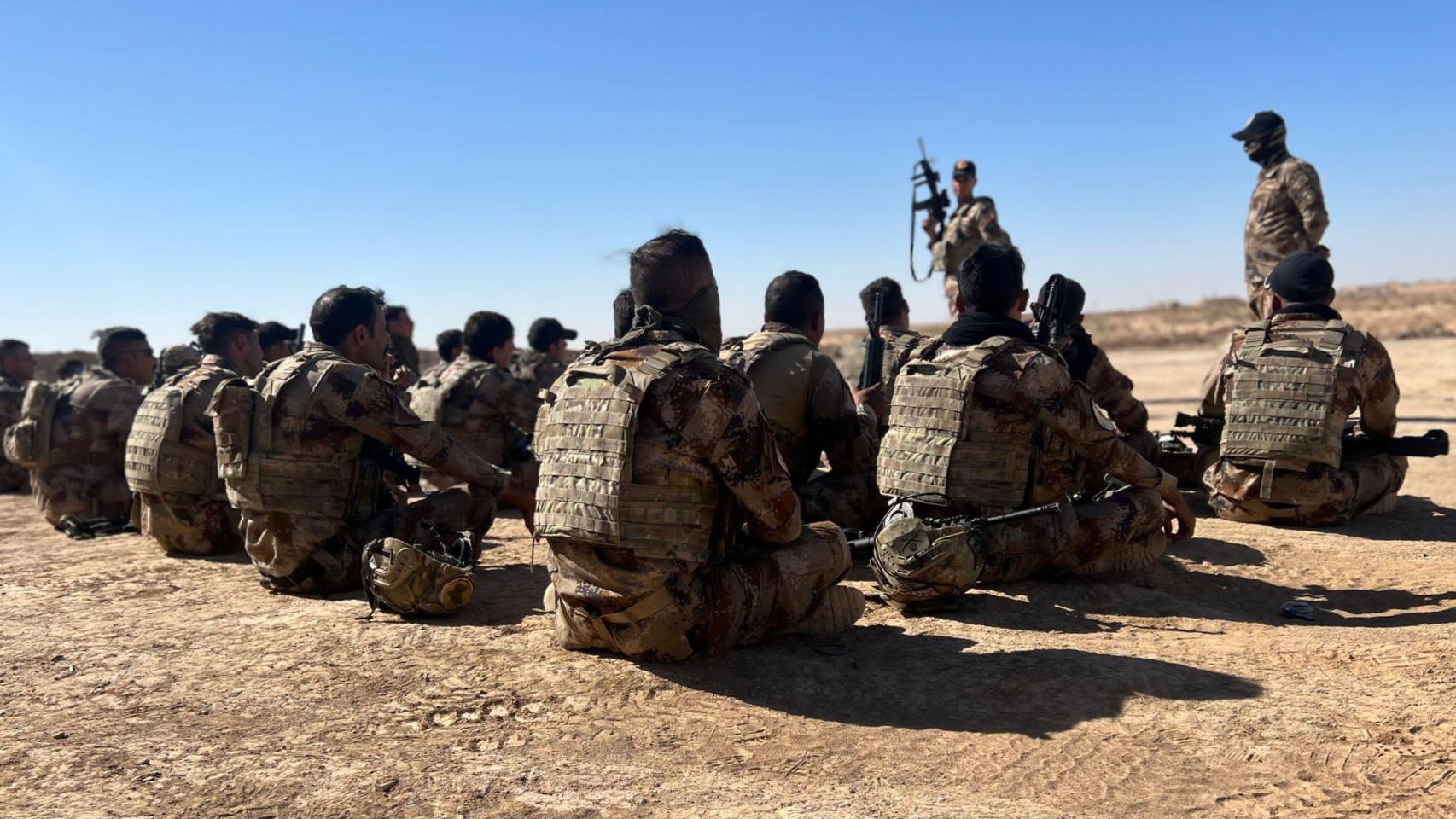 Una clase teórica sobre seguridad en el manejo de armas en Irak.