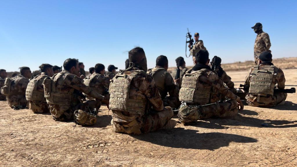 Una clase teórica sobre seguridad en el manejo de armas en Irak.
