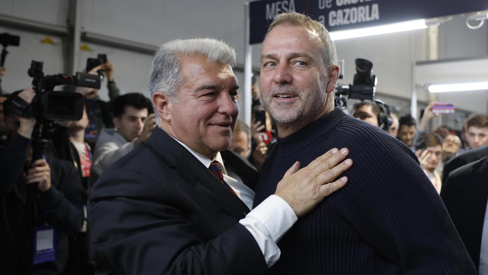 Joan Laporta y Hansi Flick, antes de votar en las elecciones para elegir al nuevo presidente del Barcelona.