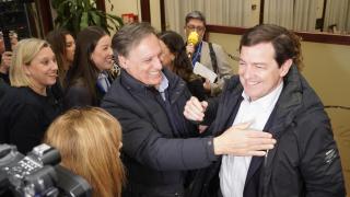 El presidente de la Junta y candidato del PP a la reelección, Alfonso Fernández Mañueco, a su llegada al hotel Alameda Palace de Salamanca