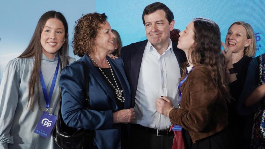 El candidato del PP a la Presidencia de la Junta de Castilla y León, Alfonso Fernández Mañueco, celebra la victoria electoral en Salamanca