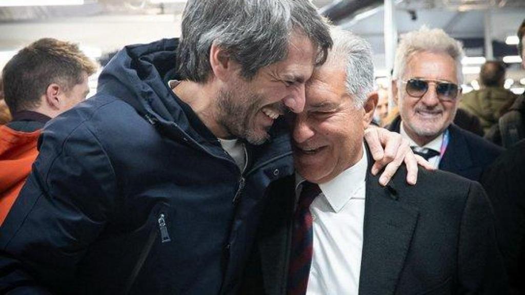 Urtasun besa a Laporta.