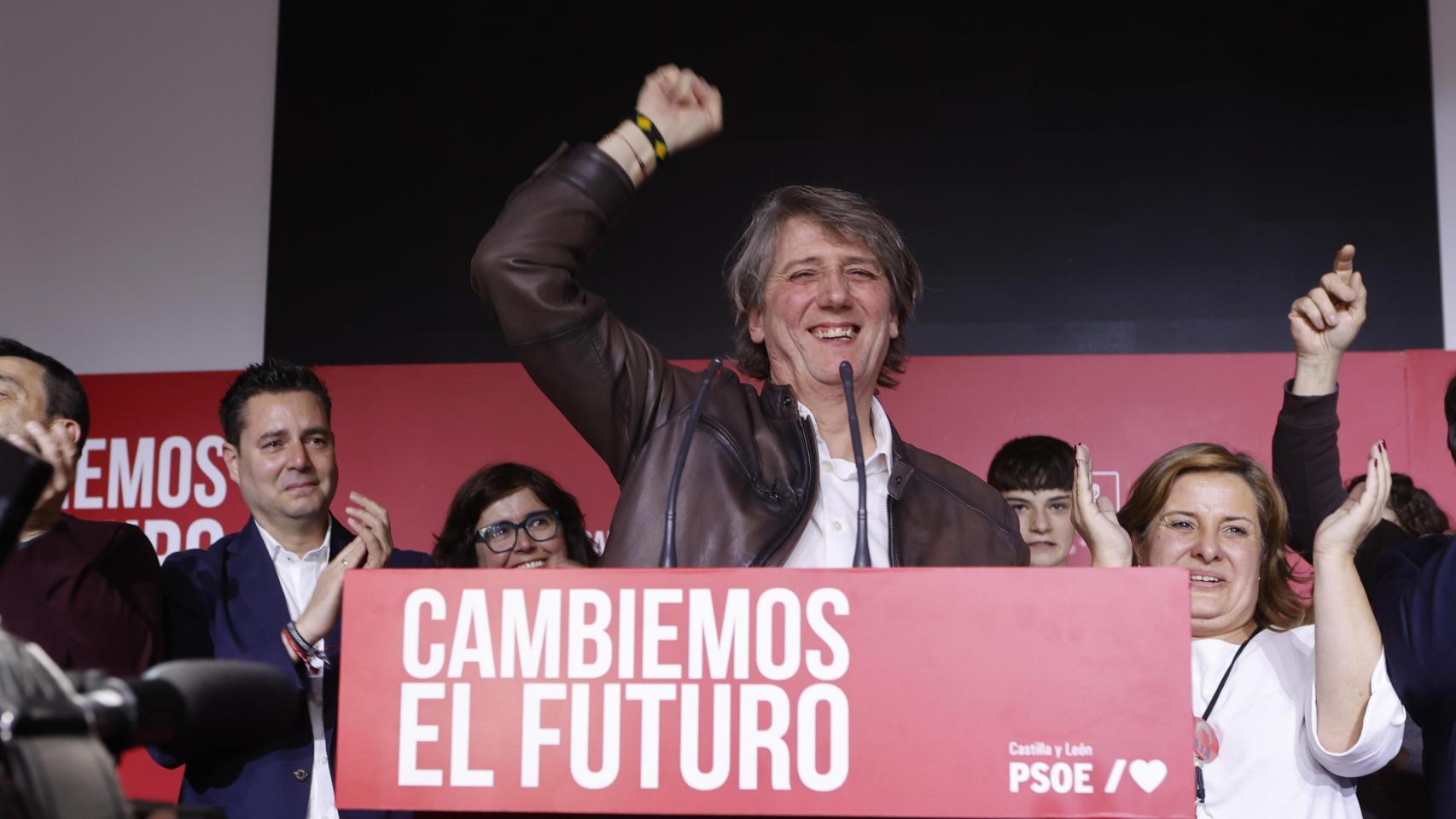 Carlos Martínez, anoche, celebrando los resultados del PSOE en Castilla y León.