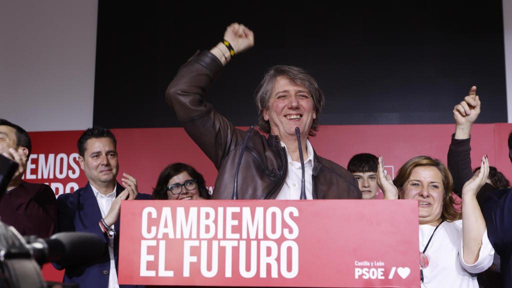 Carlos Martínez, anoche, celebrando los resultados del PSOE en Castilla y León.