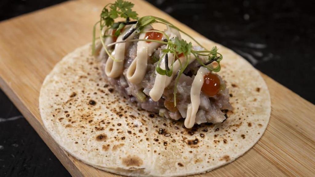 Taco de morro de cerdo con encurtidos y anchoa.