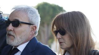 Cayetana Guillén Cuervo y sus hermanos Fernando y Natalia hacen piña en el último adiós a su madre, Gemma Cuervo