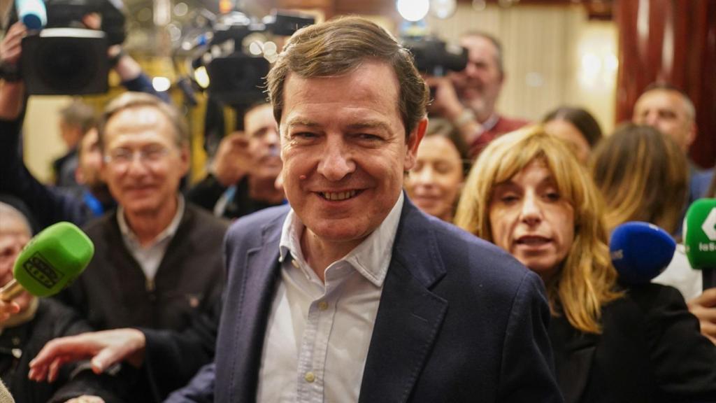 El candidato del PP a la reelección en la Junta de Castilla y León, Alfonso Fernández Mañueco, a su llegada al seguimiento de la noche electoral, en Salamanca.
