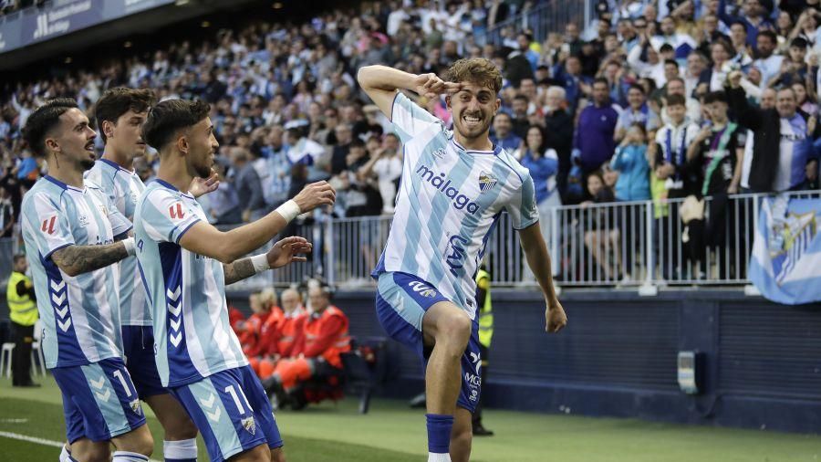 Adrián Niño celebra su gol en el Málaga CF vs. Huesca