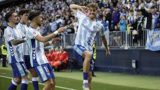 Adrián Niño celebra su gol en el Málaga CF vs. Huesca