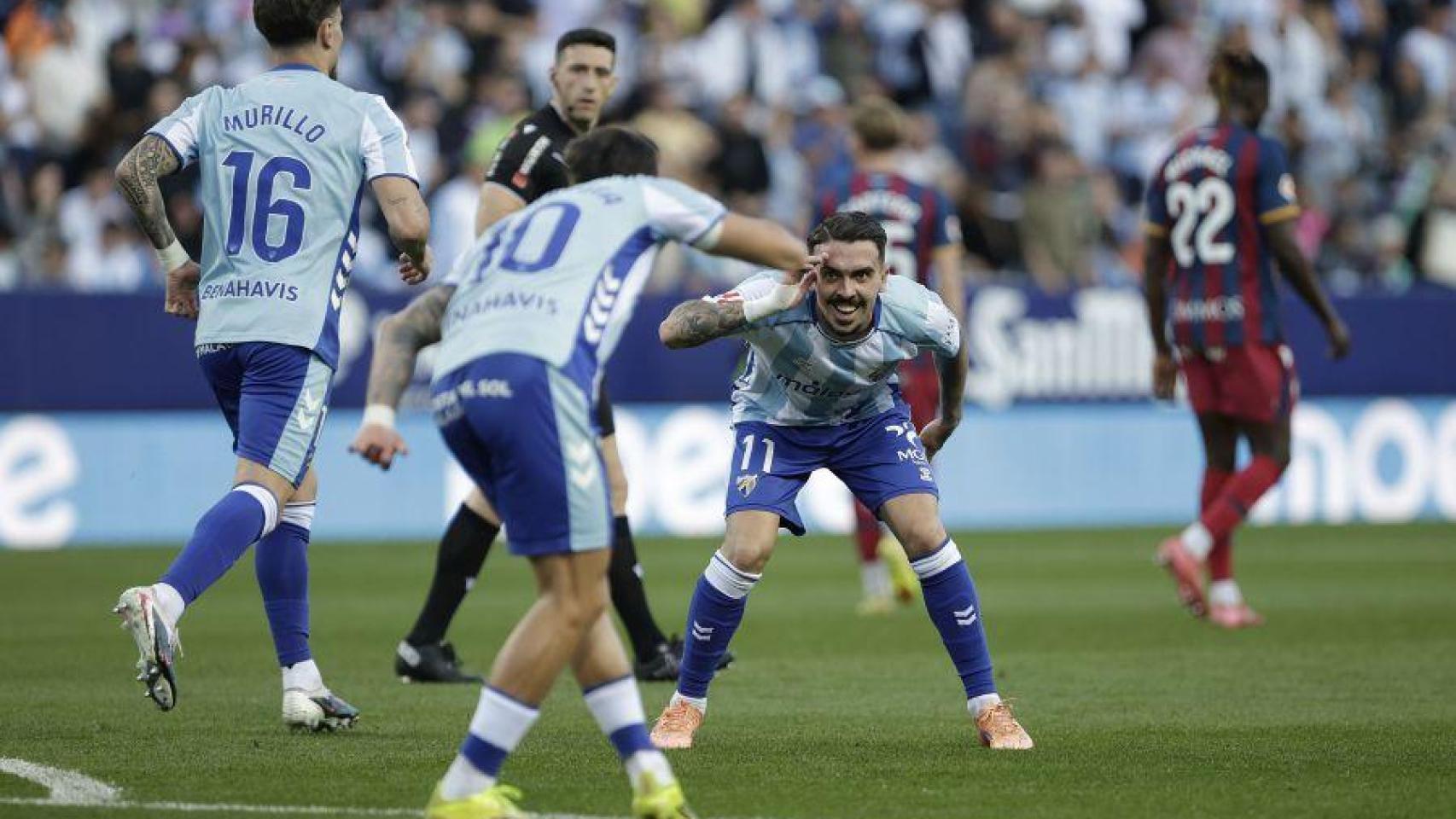 Joaquín y Larrubia celebran un gol del Málaga CF en La Rosaleda.