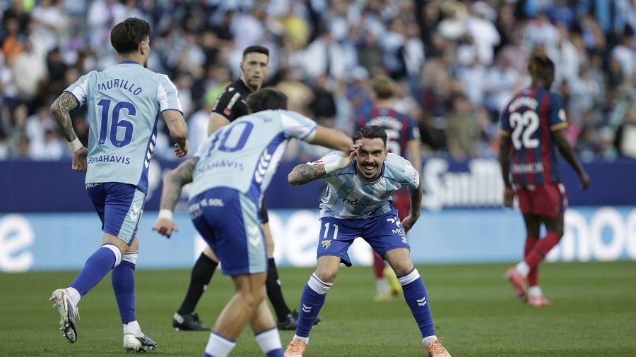 Joaquín y Larrubia celebran un gol del Málaga CF en La Rosaleda.