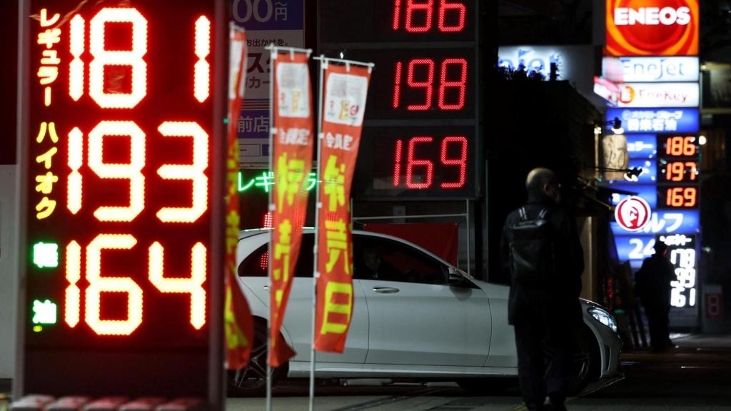 Carteles con los precios del combustible en las afueras de las gasolineras, en medio del conflicto entre Estados Unidos, Israel e Irán, en Tokio.
