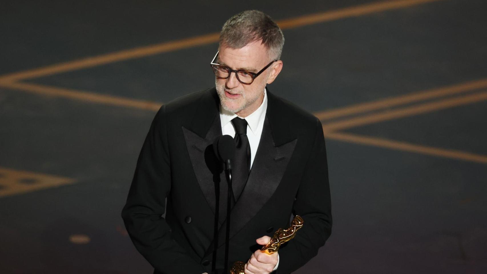 Paul Thomas Anderson con el Oscar al mejor guion adaptado por 'Una batalla tras otra'. Foto:  EFE/EPA/CHRIS TORRES