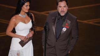 Javier Bardem presents the Oscar for Best International Film to Priyanka Chopra. Photo: Reuters