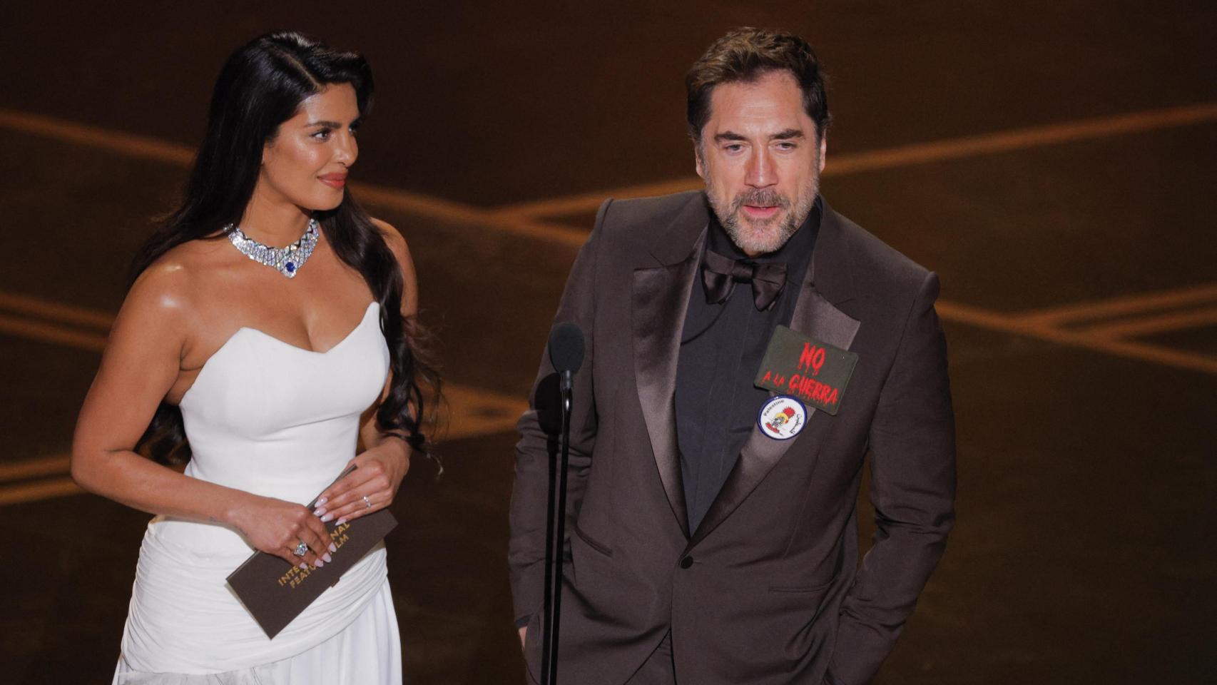 Javier Bardem presenta el Oscar a la mejor película internacional junto a la actriz Priyanka Chopra. Foto: Reuters