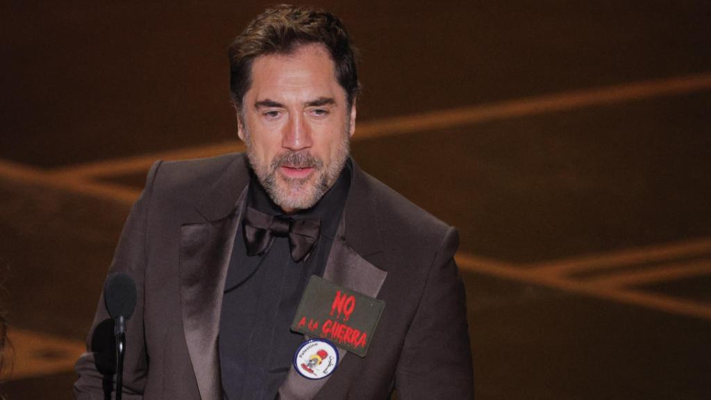 Javier Bardem presenta el Oscar a la mejor película internacional junto a la actriz Priyanka Chopra. Foto: Reuters