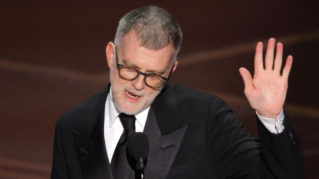 Paul Thomas Anderson recoge el Oscar al mejor director. Foto: REUTERS/Mike Blake