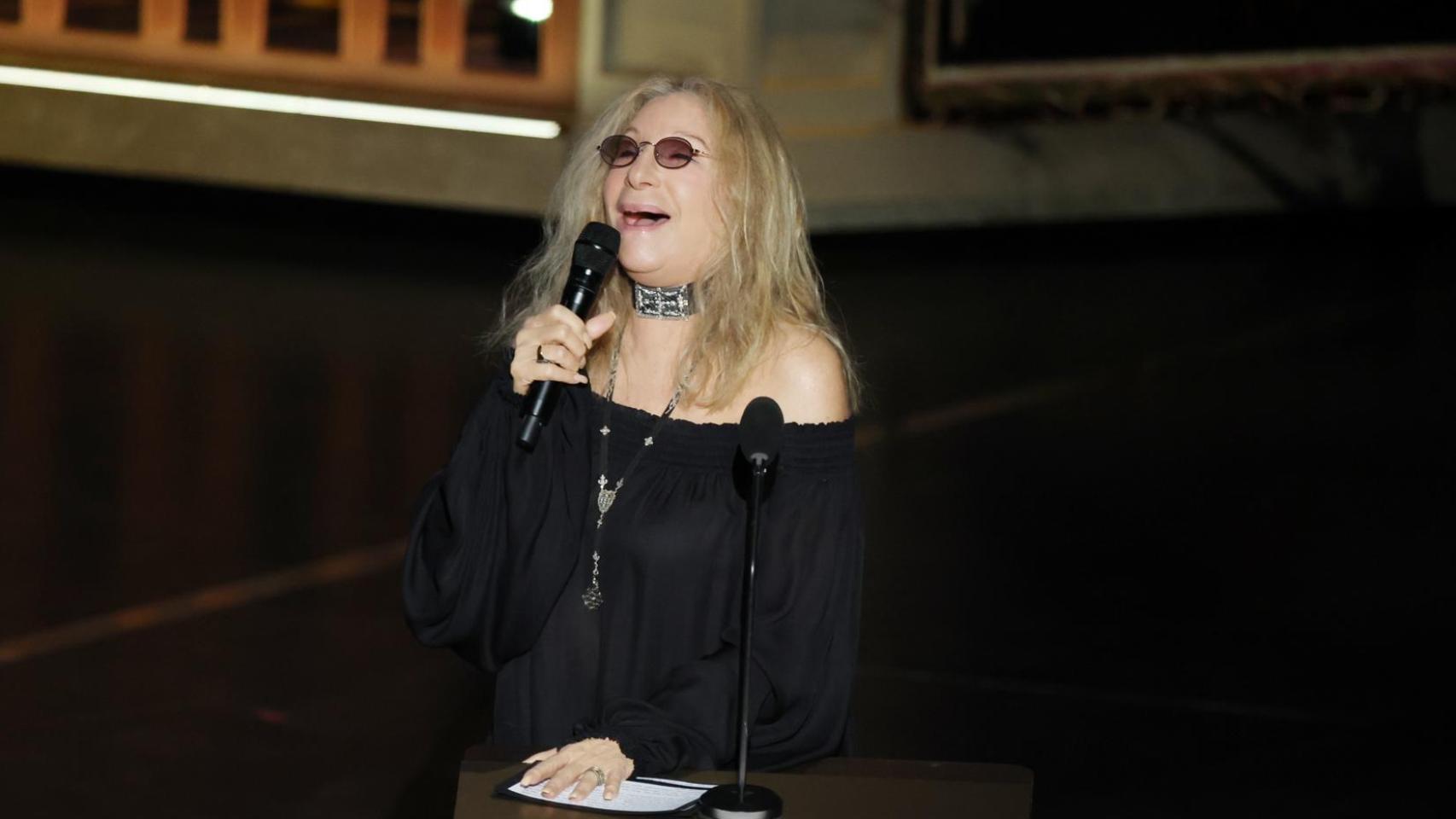 Barbra Streisand, durante la gala de los Oscar, rindiendo homenaje a Robert Redford. Foto: EFE/EPA/CHRIS TORRES