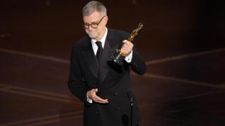Paul Thomas Anderson recibe el Oscar 2026 a la mejor dirección por 'Una batalla tras otra'. Foto: Reuters