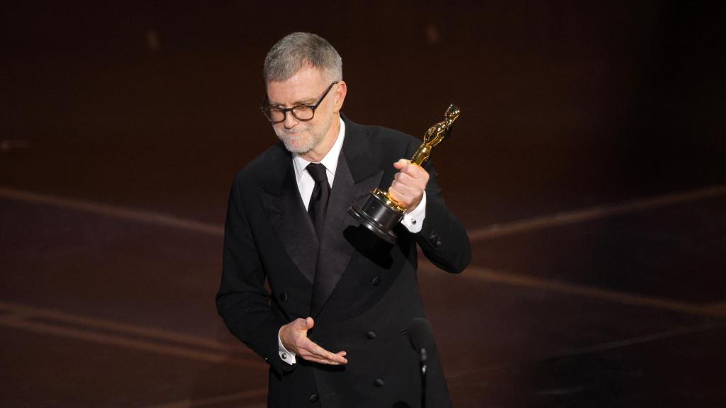 Paul Thomas Anderson recibe el Oscar 2026 a la mejor dirección por 'Una batalla tras otra'. Foto: Reuters