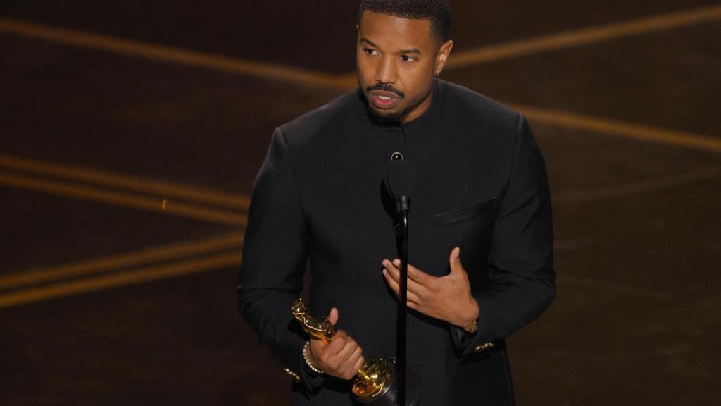 Michael B. Jordan recoge el Oscar a mejor actor protagonista. Foto: REUTERS/Mike Blake