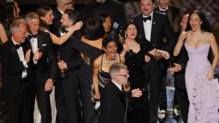 Paul Thomas Anderson y el elenco de 'Una batalla tras otra' festejan en el escenario el Oscar a la mejor película. Foto: Reuters