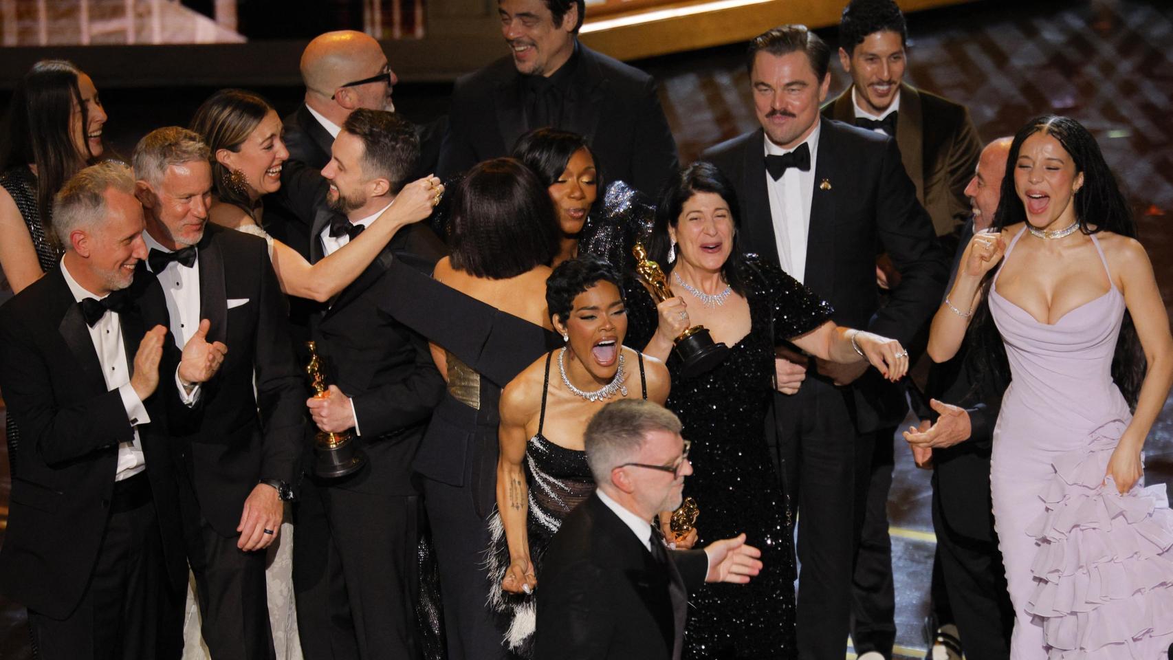 Paul Thomas Anderson y el elenco de 'Una batalla tras otra' festejan en el escenario el Oscar a la mejor película. Foto: Reuters