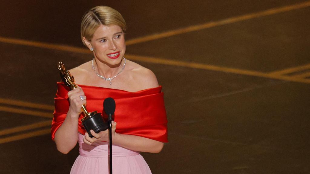 Jessie Buckley recoge el Oscar 2026 a la mejor actriz por 'Hamnet'. Foto: REUTERS/Mike Blake