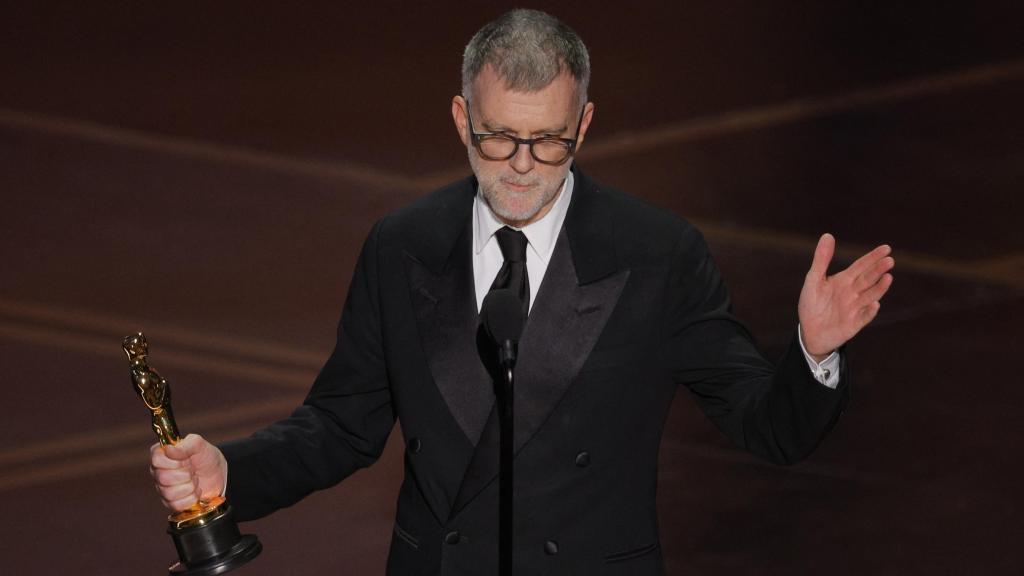 Paul Thomas Anderson recoge uno de los tres Oscar que ha logrado en la 98.ª edición de los galardones. Foto: REUTERS/Mike Blake