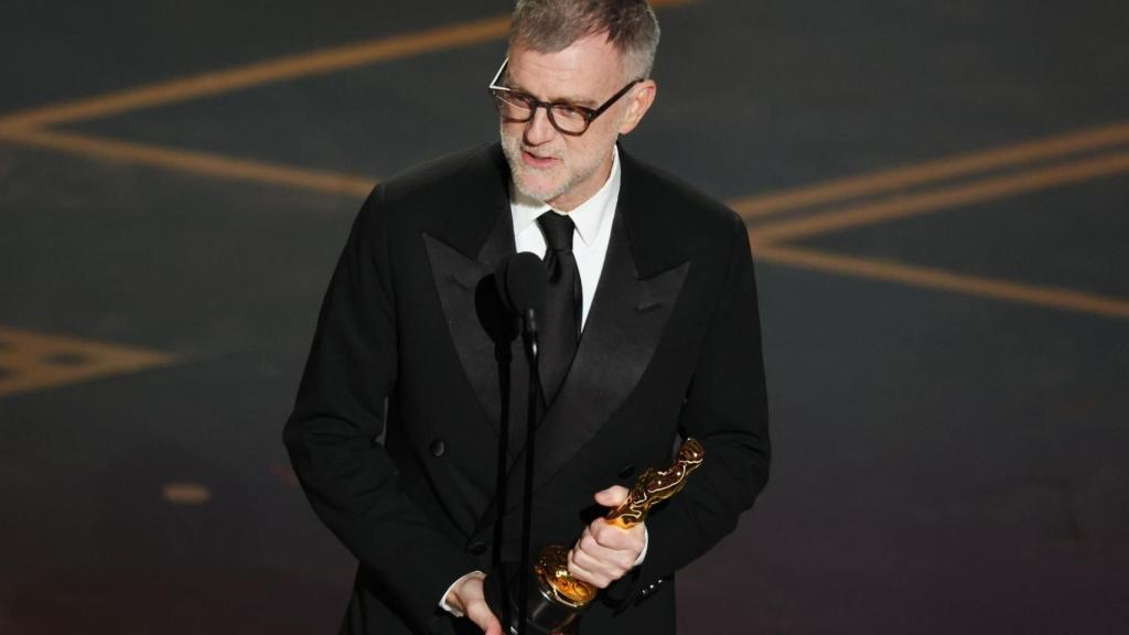Paul Thomas Anderson recoge uno de los tres Oscar que ha logrado en la 98.ª edición de los galardones. Foto: REUTERS/Mike Blake